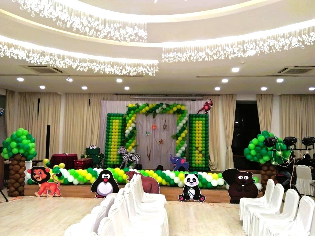 Another view of a birthday party at Hotel Aram