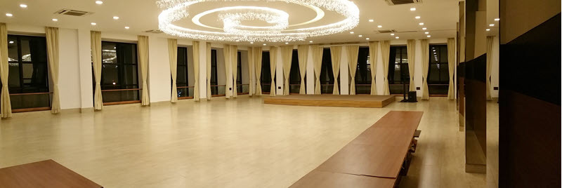 A different angle of Sapphire Hall showcasing its pillar-less design.