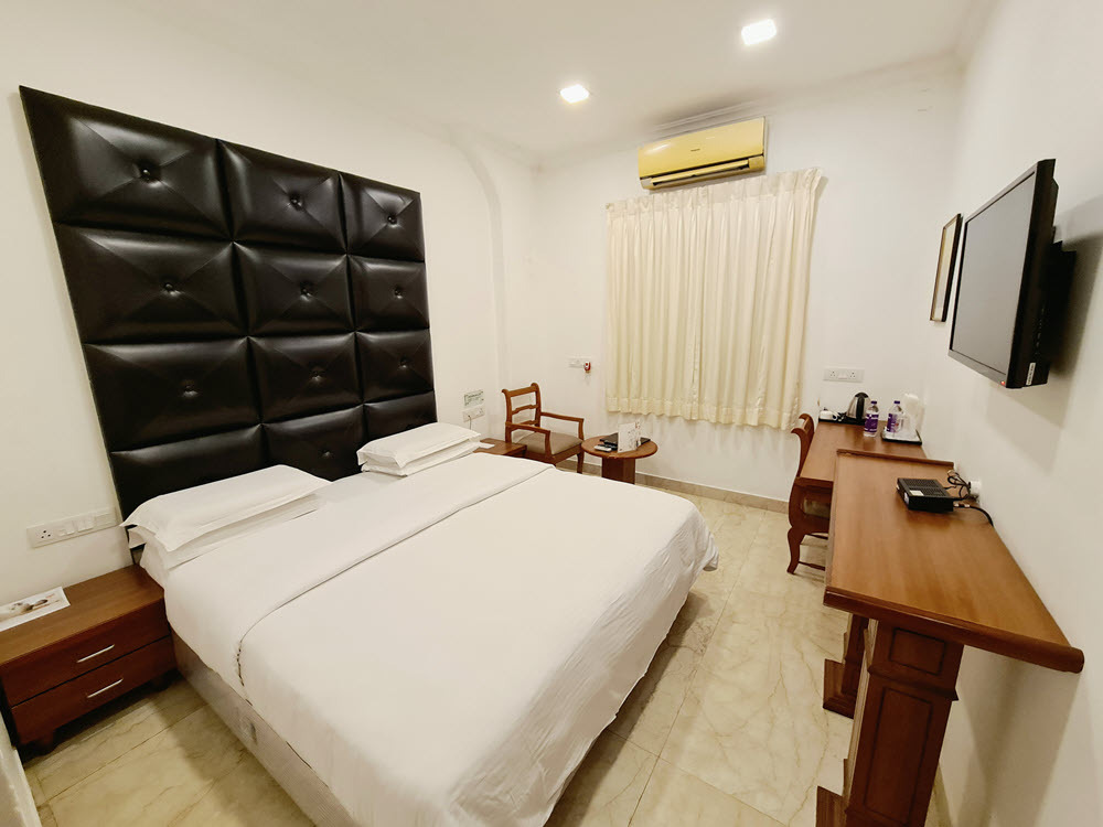 Standard AC Room at Hotel Aram Jamnagar — king bed, 250 sq ft