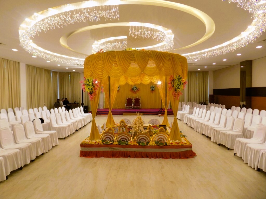 Bride and groom at Hotel Aram venue
